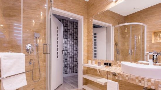 9. Luxury Look with Clear Glass Shower Doors